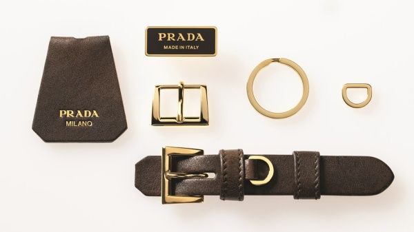 بين بساطة التصميم وثراء التفاصيل حكاية الأناقة مع prada aimee