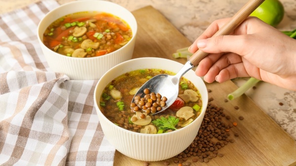 شوربة العدس والفطر دفء الخريف في طبق شوربة العدس والفطر دفء الخريف في طبق