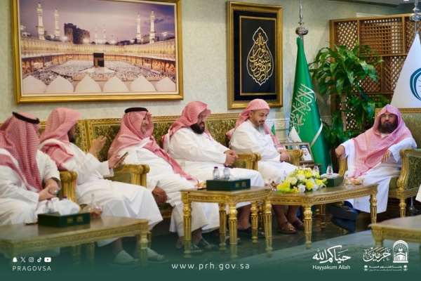 خلال لقائه بالقيادات السديس يؤكد دور القيادة الرشيدة في إيصال رسالة الحرمين لملايين المستفيدين خلال لقائه بالقيادات السديس يؤكد دور القيادة الرشيدة في إيصال رسالة الحرمين لملايين المستفيدين