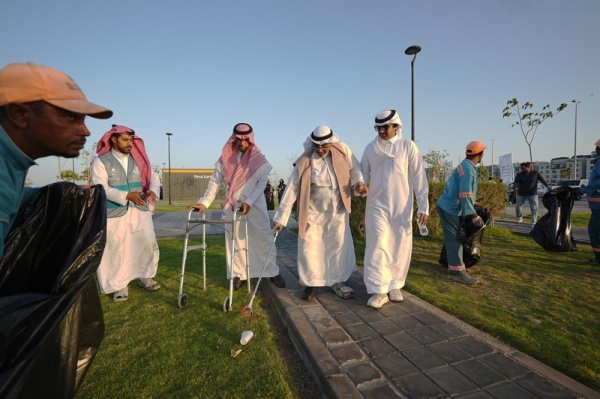 40 متطوع ا يشاركون في حملة تنظيف كورنيش الدمام الجنوبي 40 متطوع ا يشاركون في حملة تنظيف كورنيش الدمام الجنوبي