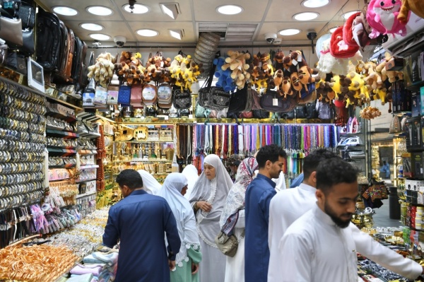 بالهدايا التذكارية ضيوف الرحمن ينعشون أسواق المدينة المنورة