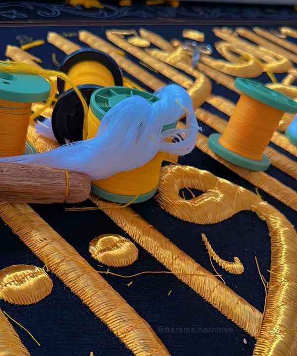 خط اط كسوة الكعبة صاحب إرث فني خالد نقشه بخيوط الذهب على أثواب البيت العتيق
