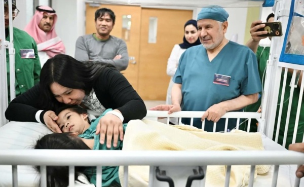 إنفاذ ا لتوجيهات القيادة بدء عملية فصل التوأم الملتصق الفلبيني أوليفيا وجيانا