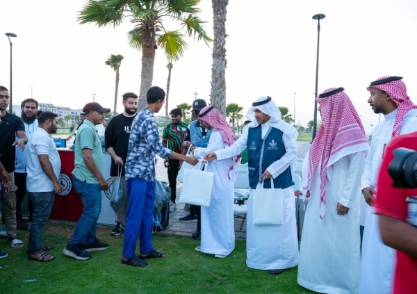 بالصور أبطال الكواليس تكر م عمال النظافة في كورنيش الدمام