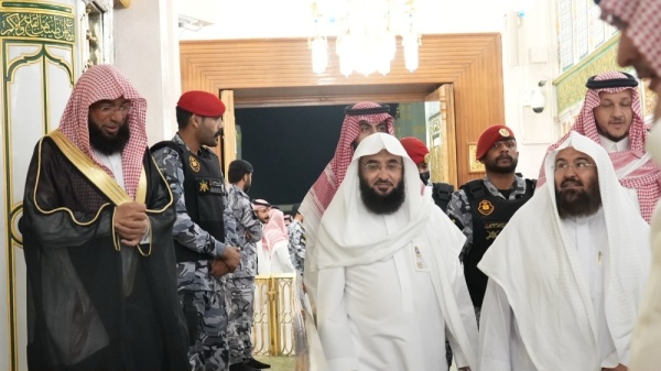 من الروضة الشريفة رئيس الشؤون الدينية يؤكد أهمية الالتزام بآداب الزيارة