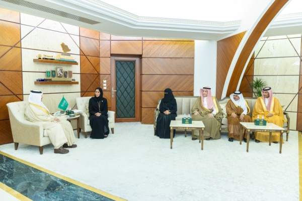 أمير الشرقية يستقبل مدير عام التعليم بالمنطقة ويطلع على نظام التعليم العام أمير الشرقية يستقبل مدير عام التعليم بالمنطقة ويطلع على نظام التعليم العام