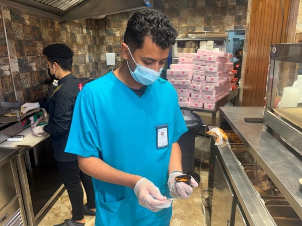 رقابة صيفية بالدمام فحص التبريد بالمطاعم ومحاسبة المخالفين رقابة صيفية بالدمام فحص التبريد بالمطاعم ومحاسبة المخالفين