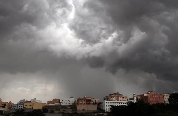 الدفاع المدني يحذر من أمطار غزيرة على عسير وجازان الدفاع المدني يحذر من أمطار غزيرة على عسير وجازان