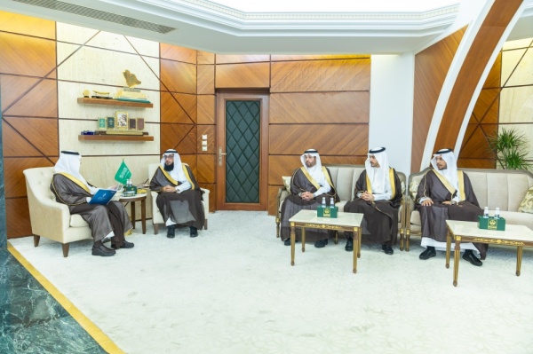 أمير المنطقة الشرقية يستقبل الرئيس التنفيذي لجمعية البر بالمنطقة أمير المنطقة الشرقية يستقبل الرئيس التنفيذي لجمعية البر بالمنطقة