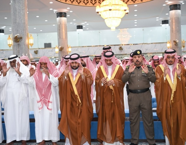 أم وأطفالها الأربعة أمير جازان يؤدي صلاة الميت على ضحايا حريق صامطة أم وأطفالها الأربعة أمير جازان يؤدي صلاة الميت على ضحايا حريق صامطة