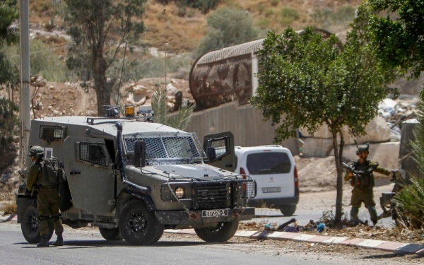 مستعمرون يواصلون حصار منازل فلسطينية في الضفة الغربية