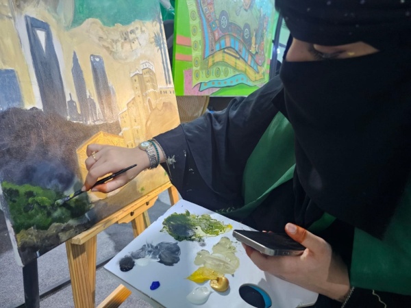 فيديو فنانة تشكيلية في الرامس تخلد اليوم الوطني بلوحة تجمع بين أصالة التراث وطموح المستقبل