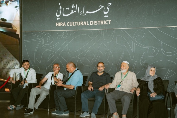 ضيوف برنامج خادم الحرمين يط لعون على معروضات حي حراء الثقافي