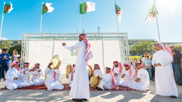 عروض الفنون الأدائية السعودية تخطف أنظار زوار معرض الجزائر للكتاب 2026 عروض الفنون الأدائية السعودية تخطف أنظار زوار معرض الجزائر للكتاب 2026