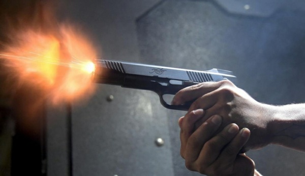 أزرو موظف شرطة يضطر لاستعمال سلاحه الوظيفي لتوقيف شخص حرض كلبا من فصيلة شرسة أزرو موظف شرطة يضطر لاستعمال سلاحه الوظيفي لتوقيف شخص حرض كلبا من فصيلة شرسة