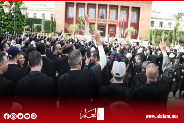 أصحاب البدلة السوداء يواصلون التصعيد ويتعبأون للاعتصام أمام البرلمان أصحاب البدلة السوداء يواصلون التصعيد ويتعبأون للاعتصام أمام البرلمان