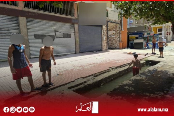 إغلاق المسبح البلدي ببني ملال يدفع الأطفال إلى السباحة في النافورة والسواقي هرب ا من الحر إغلاق المسبح البلدي ببني ملال يدفع الأطفال إلى السباحة في النافورة والسواقي هرب ا من الحر
