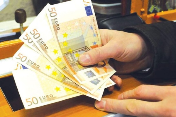السعيدية توقيف متشر د بحوزته 100 ألف يورو مزورة السعيدية توقيف متشر د بحوزته 100 ألف يورو مزورة