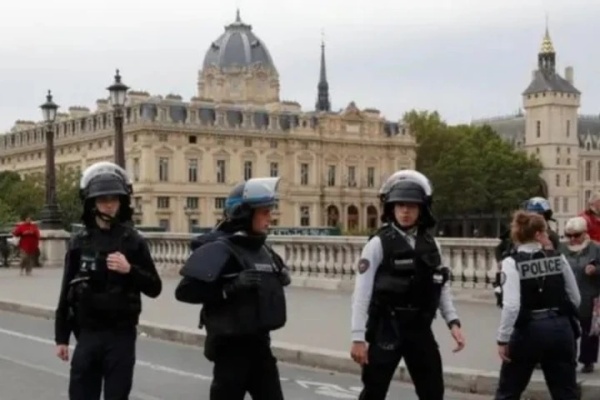 احتفاء بالثورة الفرنسية مواجهة إسبانيا باريس تحشد 70 ألف شرطي تحسبا لـ موقعة المربع الذهبي