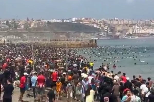 الصحافة الإسبانية ارتفاع حصيلة ضحايا أحداث سبتة إلى 71 قتيلا وإعادة 69 ألف مهاجر للأراضي المغربية الصحافة الإسبانية ارتفاع حصيلة ضحايا أحداث سبتة إلى 71 قتيلا وإعادة 69 ألف مهاجر للأراضي المغربية