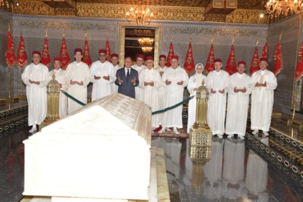 قيادة حزب الاستقلال تترحم على الروح الطاهرة للملكين الراحلين الحسن الثاني ومحمد الخامس بضريح العاصمة قيادة حزب الاستقلال تترحم على الروح الطاهرة للملكين الراحلين الحسن الثاني ومحمد الخامس بضريح العاصمة