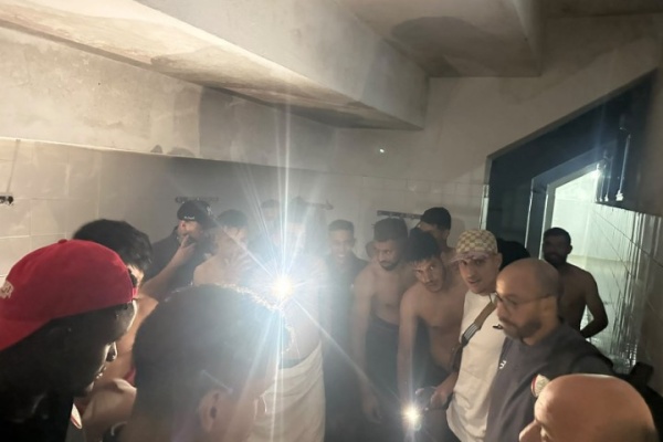 مستودع بلا إنارة بملعب شهود يخنق لاعبي الاتحاد الزموري الخميسات العلم الإلكترونية حميد محدوت لم يكن لاعبو الاتحاد الزموري الخميسات وهم يخوضون عصر اليوم مباراتهم أمام سطاد المغربي بملعب أحمد شهود بالرباط يتوقعون أن يجدوا أنفسهم بعد نها مستودع بلا إنارة بملعب شهود يخنق لاعبي الاتحاد الزموري الخميسات العلم الإلكترونية حميد محدوت لم يكن لاعبو الاتحاد الزموري الخميسات وهم يخوضون عصر اليوم مباراتهم أمام سطاد المغربي بملعب أحمد شهود بالرباط يتوقعون أن يجدوا أنفسهم بعد نها