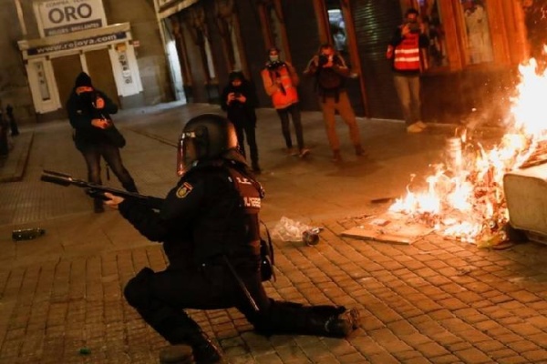 اضطرابات عنيفة في إسبانيا 128 معتقلا وسط مخاوف من توظيف اليمين المتطرف للأزمة