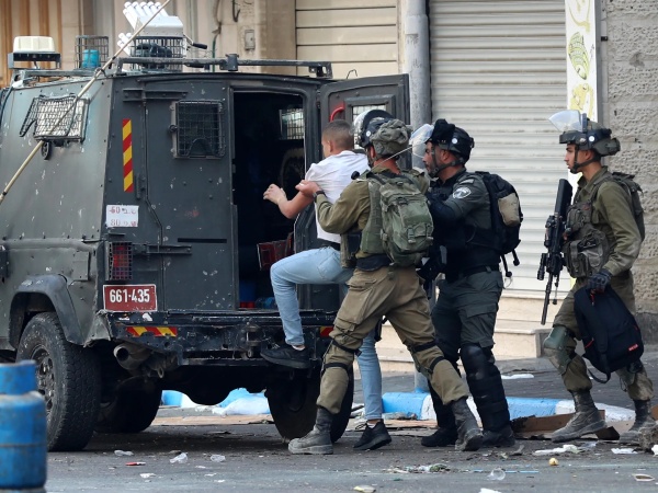الاحتلال يعتقل 20 فلسطينيا خلال مداهمات بالضفة الغربية الاحتلال يعتقل 20 فلسطينيا خلال مداهمات بالضفة الغربية