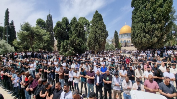 60 ألفا يؤدون الجمعة في الأقصى رغم إجراءات الاحتلال 60 ألفا يؤدون الجمعة في الأقصى رغم إجراءات الاحتلال