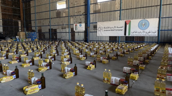 الحملة الأردنية والخيرية الهاشمية توزعان طرودا غذائية شرقي مدينة غزة الحملة الأردنية والخيرية الهاشمية توزعان طرودا غذائية شرقي مدينة غزة