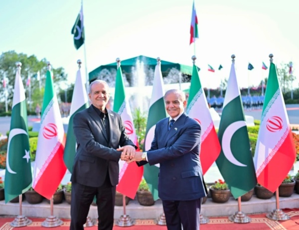 بزشكيان وشريف يؤكدان من باكستان عدم التطرق إلى الصواريخ البالستية في مذكرة التفاهم بزشكيان وشريف يؤكدان من باكستان عدم التطرق إلى الصواريخ البالستية في مذكرة التفاهم