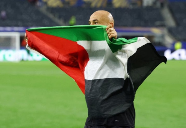 تفاعل واسع مع رفع مدرب منتخب مصر حسام حسن علم فلسطين وإهدائه الفوز لأهالي غزة تفاعل واسع مع رفع مدرب منتخب مصر حسام حسن علم فلسطين وإهدائه الفوز لأهالي غزة