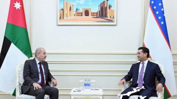 الصفدي يلتقي نظيره الأوزبكي في طشقند