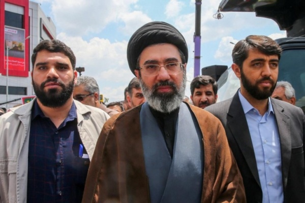 المرشد الإيراني يهدد سننتقم من قتلة المرشد الراحل