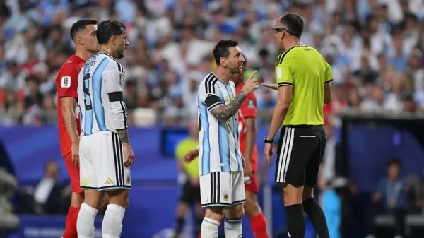 مشجعو إنجلترا بقلق فيفا سيضحي بمنتخبنا لـ عيون ميسي مشجعو إنجلترا بقلق فيفا سيضحي بمنتخبنا لـ عيون ميسي