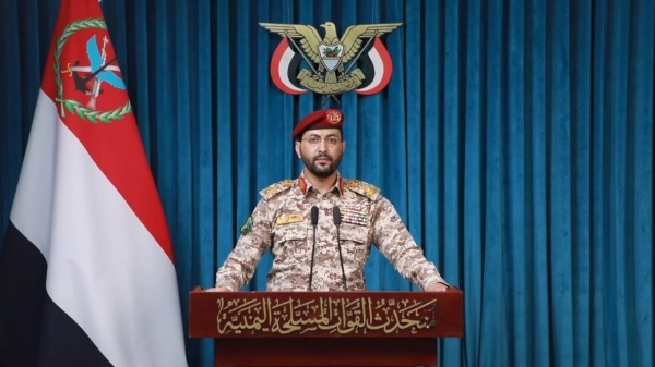 القوات اليمنية تستهدف مطار أبها ردا على العدوان