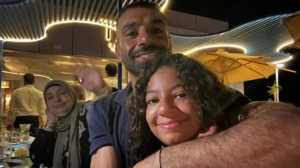 ببشرة سمراء محمد صلاح يشارك صور عطلته الصيفية مع ابنتيه ببشرة سمراء محمد صلاح يشارك صور عطلته الصيفية مع ابنتيه
