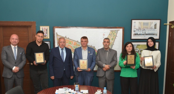 رئيس مجلس أمناء جامعة البترا يكر م الفريق الفائز بذهبية المعرض الوطني للعلوم النووية ويوجه بتحويل ابتكار جاما فلو إلى منتج تجاري رئيس مجلس أمناء جامعة البترا يكر م الفريق الفائز بذهبية المعرض الوطني للعلوم النووية ويوجه بتحويل ابتكار جاما فلو إلى منتج تجاري