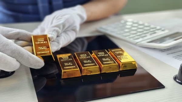 الذهب يتراجع عن أعلى مستوى في أسبوعين مع ارتفاع أسعار النفط