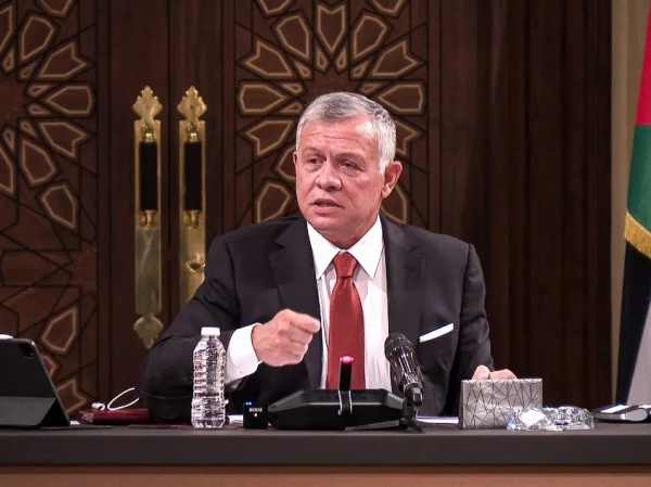 الملك يؤكد استمرار الأردن باتخاذ ما يلزم من إجراءات للحفاظ على أمنه وسيادته وسلامة مواطنيه الملك يؤكد استمرار الأردن باتخاذ ما يلزم من إجراءات للحفاظ على أمنه وسيادته وسلامة مواطنيه