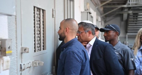 بن غفير يهاجم أسيرة فلسطينية ويشرعن إذلال الأسرى داخل السجون بن غفير يهاجم أسيرة فلسطينية ويشرعن إذلال الأسرى داخل السجون