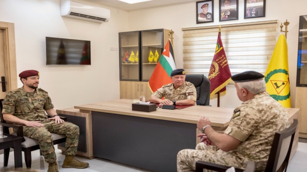 الملك يؤكد ثقته بكفاءة نشامى الجيش العربي للتعامل مع مختلف التحديات الملك يؤكد ثقته بكفاءة نشامى الجيش العربي للتعامل مع مختلف التحديات