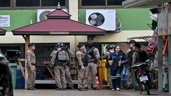 مقتل 7 أشخاص وإصابة 15 آخرين في حادث إطلاق نار بمدرسة شمال بانكوك مقتل 7 أشخاص وإصابة 15 آخرين في حادث إطلاق نار بمدرسة شمال بانكوك