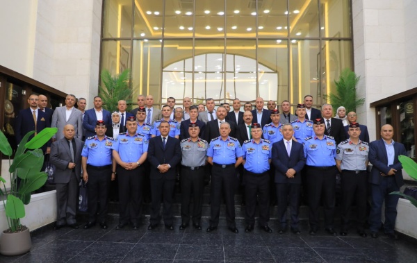 مدير الأمن العام يكر م عددا من الضباط المتقاعدين مدير الأمن العام يكر م عددا من الضباط المتقاعدين