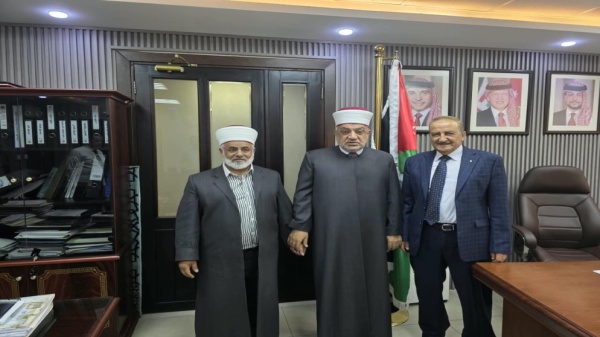 الخلايلة حريصون على خدمة المصابين العسكريين وتوفير التسهيلات الممكنة لهم الخلايلة حريصون على خدمة المصابين العسكريين وتوفير التسهيلات الممكنة لهم