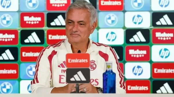 فيديو مورينيو يحذر صحفيا من نشر أخبار ريال مدريد السلبية فيديو مورينيو يحذر صحفيا من نشر أخبار ريال مدريد السلبية