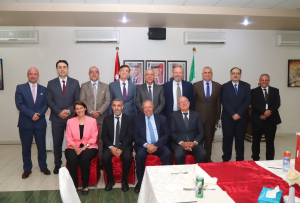 رئيس مجلس أمناء جامعة البترا يكر م العمداء السابقين ويستعرض منجزات كلياتهم رئيس مجلس أمناء جامعة البترا يكر م العمداء السابقين ويستعرض منجزات كلياتهم