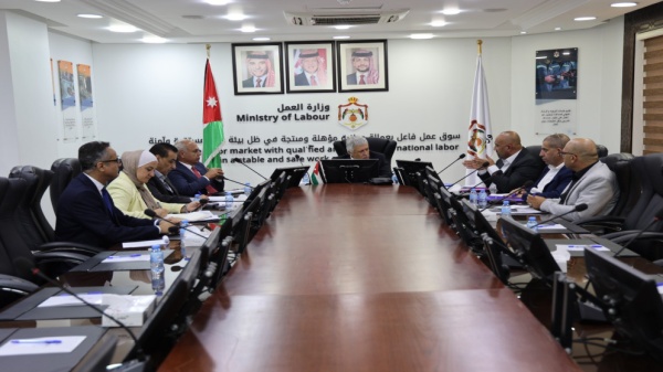 وزير العمل يوجه بتعزيز التعاون مع نقابة مكاتب استقدام العاملين في المنازل