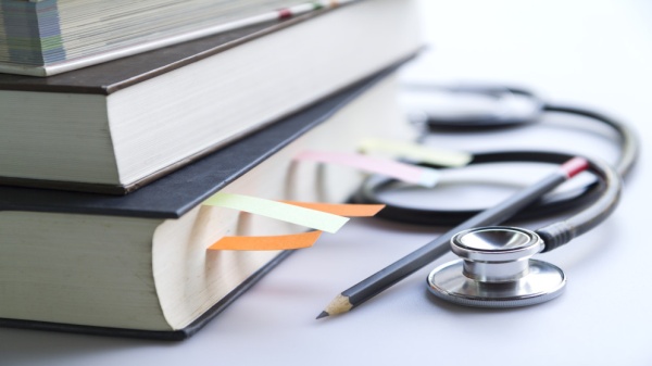 وزير التربية ندرس زيادة مقاعد الطب وطب الأسنان ضمن الطاقة الاستيعابية للجامعات