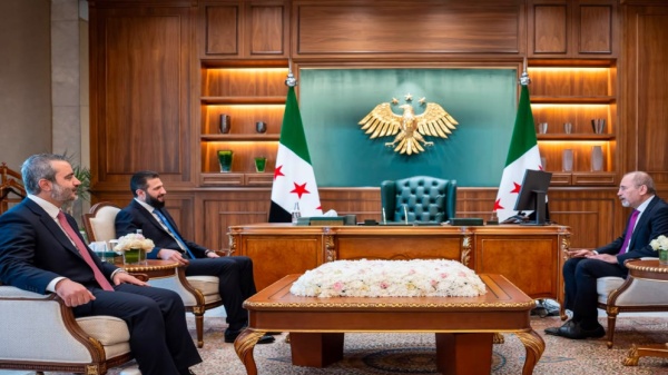 وزير الخارجية ينقل تحيات الملك إلى الرئيس السوري